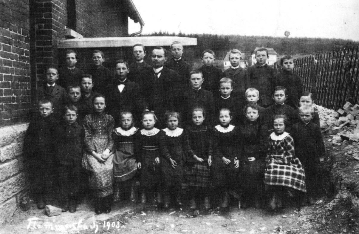 1903 - Schulkinder mit dem Lehrer Bätzel